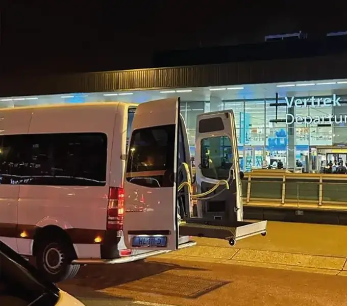 Rolstoelbus bij Schiphol voor reizigers uit Hendrik-Ido-Ambacht