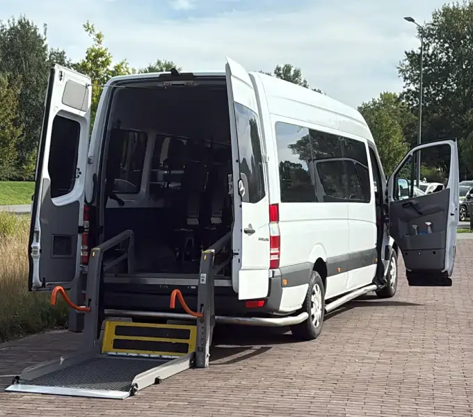 Rolstoelbus met uitgeklapte lift